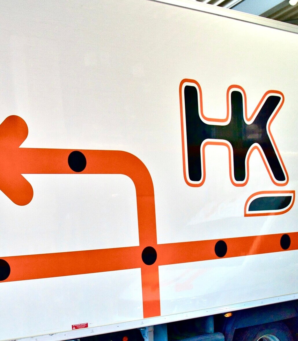 logo hk courses sur camion transporteur